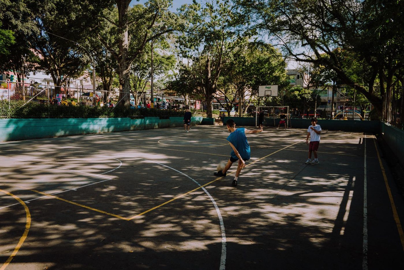 Fútbol on a neighborhood pitch